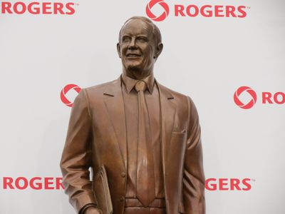 Ted-Rogers-statue.jpg